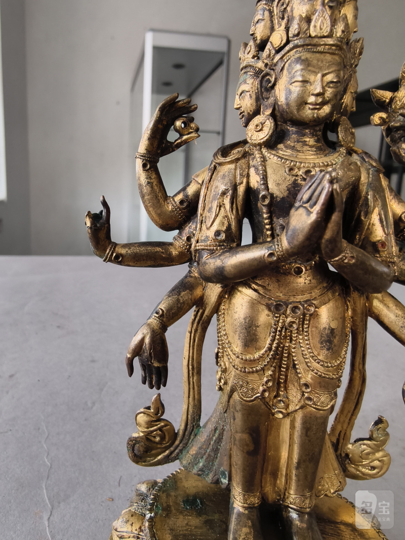 A GILT-BRONZE FIGURE OF EKADASHALOKESHVARA - 图8